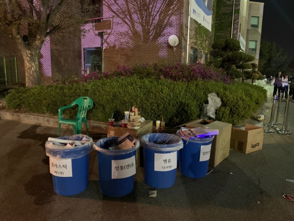4월 12일(수) 열린음악회 당시 추가 배치된 쓰레기통의 모습 (사진=박지은 기자)